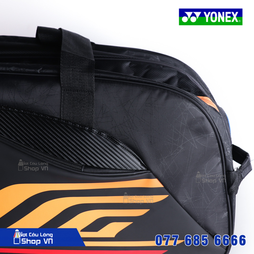 Góc phải của túi Yonex BAG21 LCW đen cam