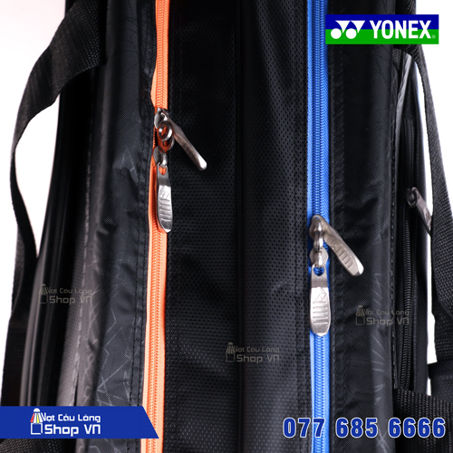 Góc trên của túi Yonex BAG21 LCW đen cam