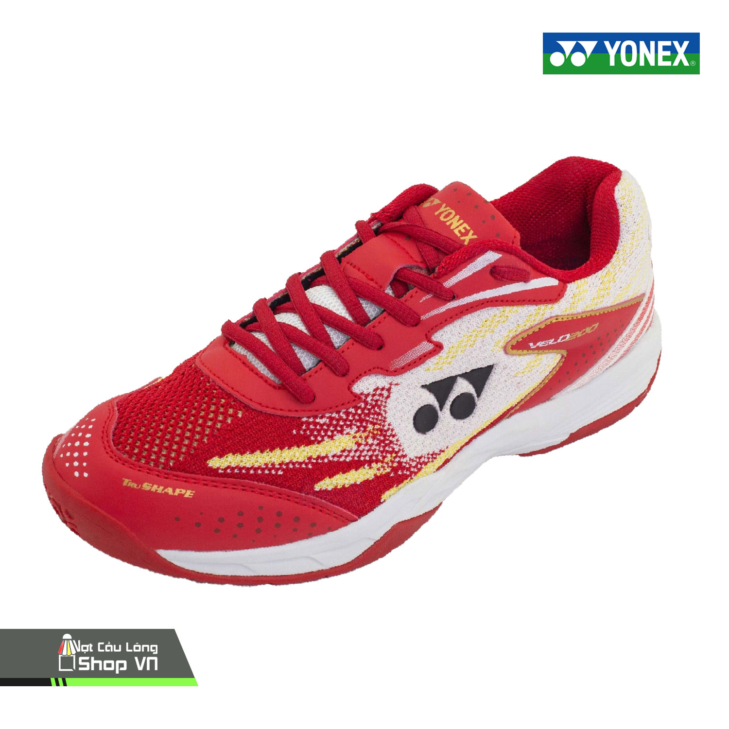 https://votcaulongshop.vn/wp-content/uploads/2025/12/giay-cau-long-yonex-velo-200-ruby-red-medallion-gold-vot-cau-long-shop-1-1.jpg
