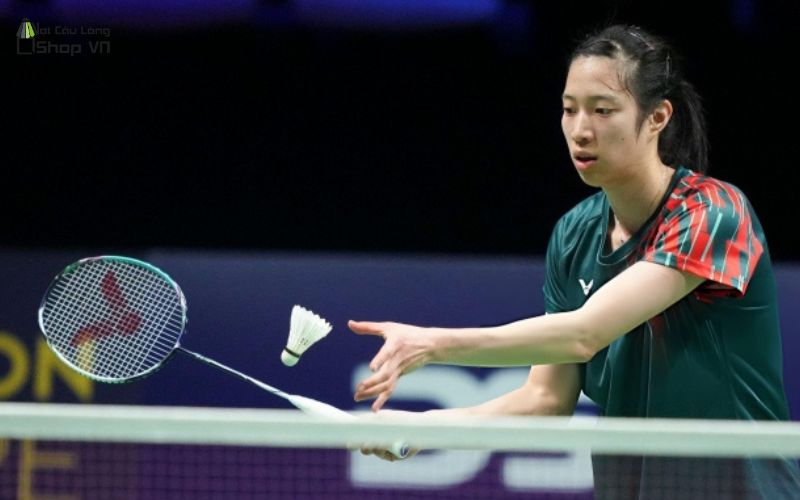 vận động viên cầu lông dùng vợt gì